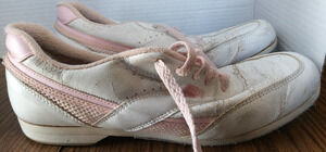 Endicott Johnson Womans Size 9M White And Pink Bowling Shoes